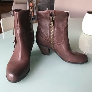 Adorable boots with fringe detail